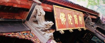 On the Projects Abroad Mandarin Language Course in China, students explore a Chinese Buddhist temple. While learning Mandarin in China, students use free time to explore local attractions like a Buddhist temple.